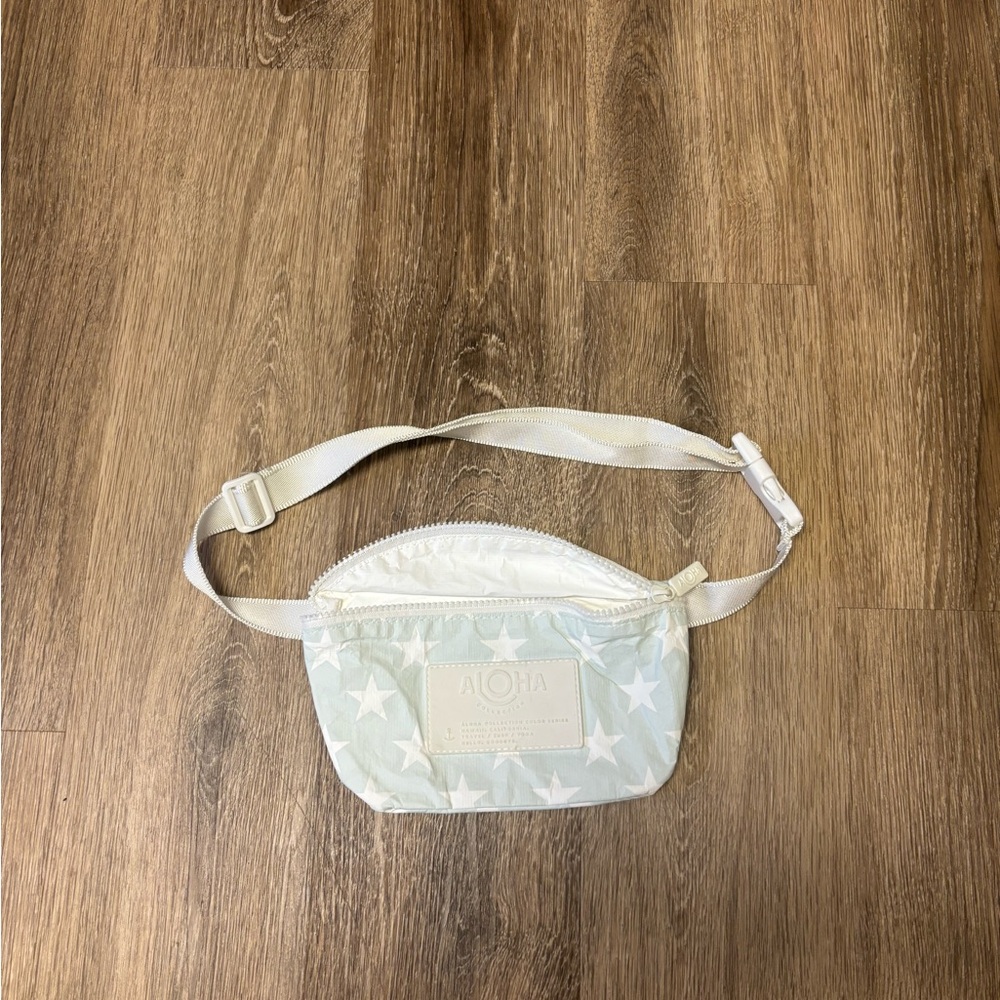 NWOT aloha collection blue & white star print crossbody bag